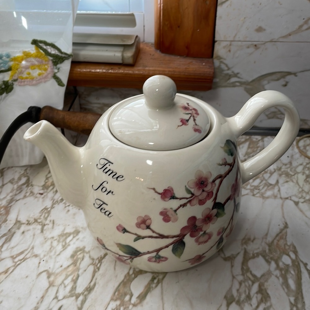Lily Creek tea pot
